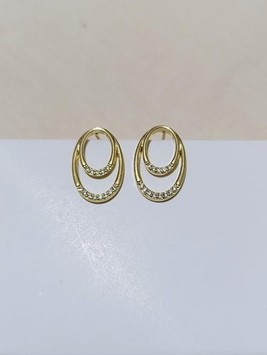 Brinco ouro oval meio cravejado
